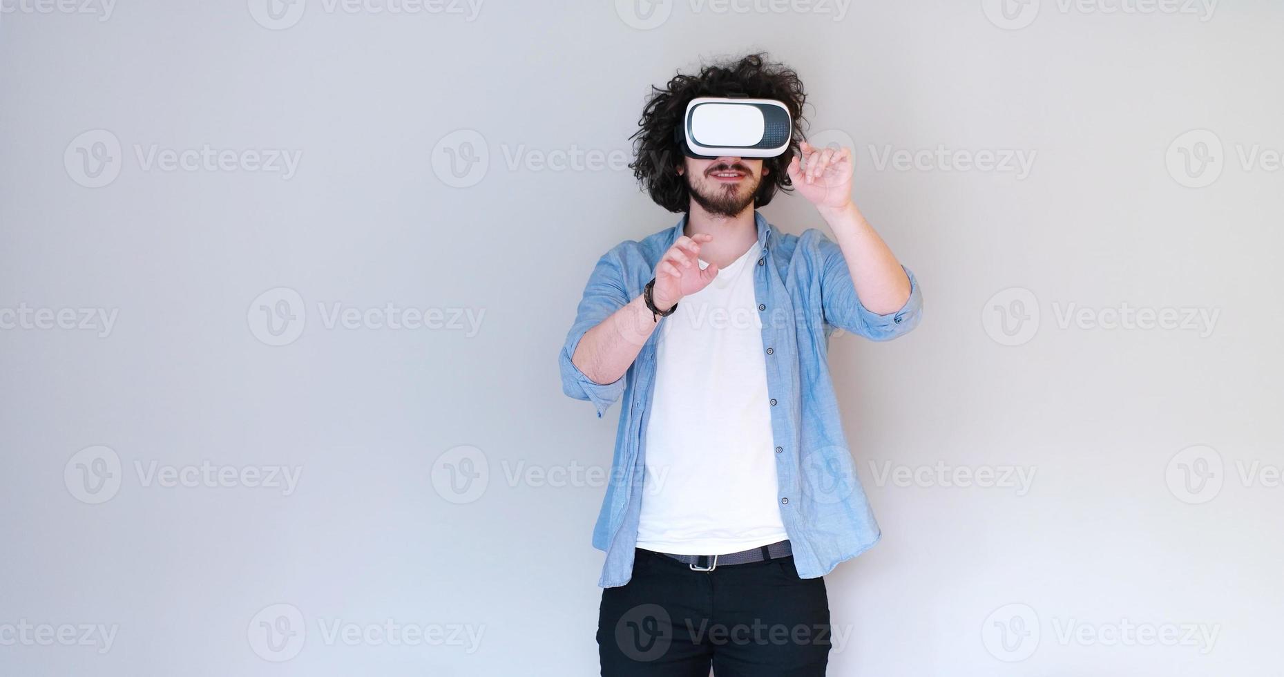 uomo utilizzando cuffia di virtuale la realtà foto