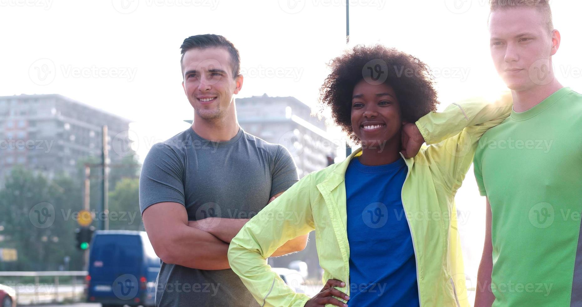 ritratto di multietnico gruppo di giovane persone su il jogging foto