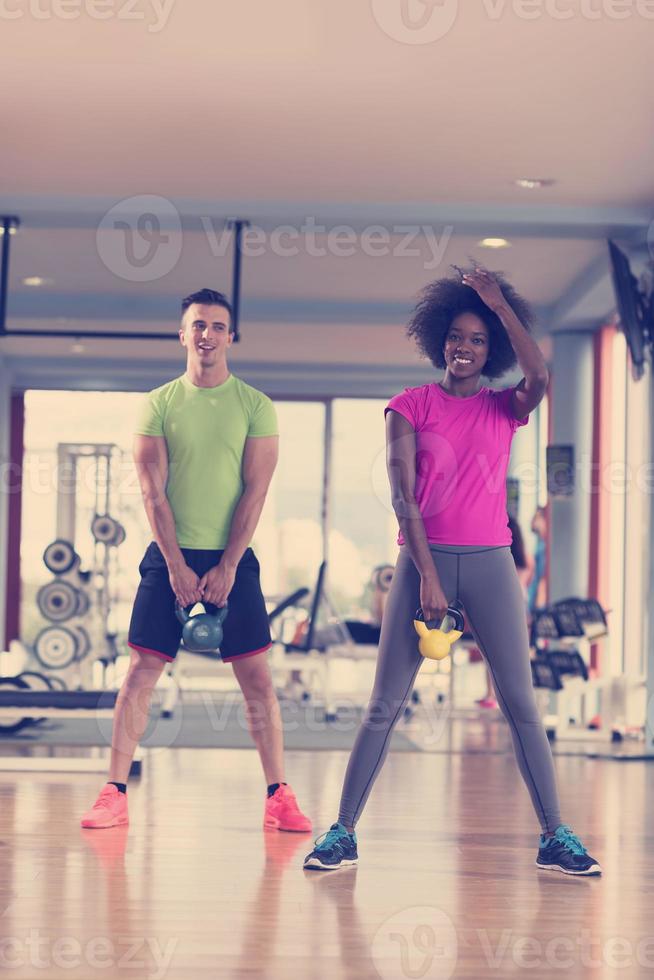 coppia allenarsi con pesi a CrossFit Palestra foto