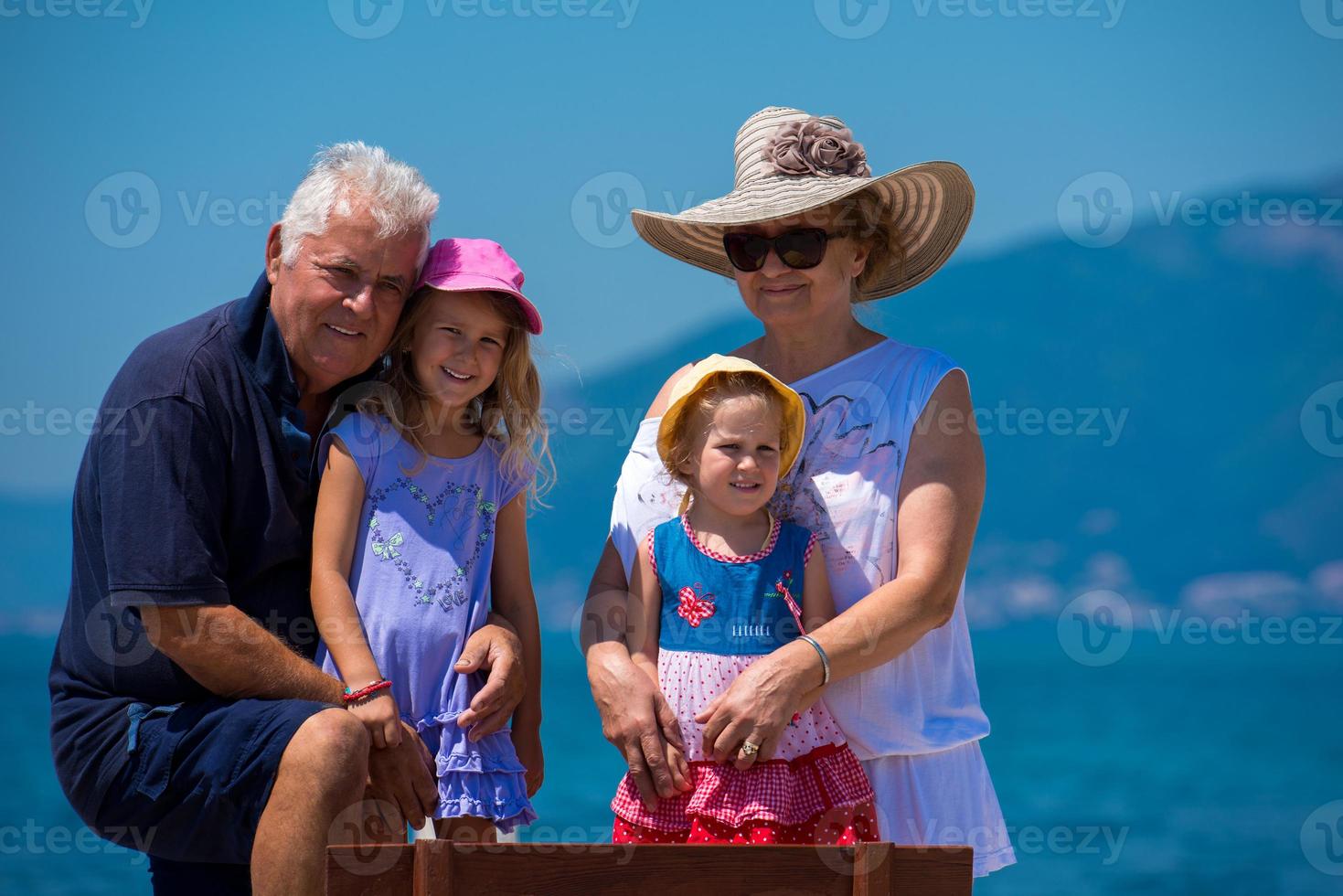 ritratto di nonni e nipoti di il mare foto