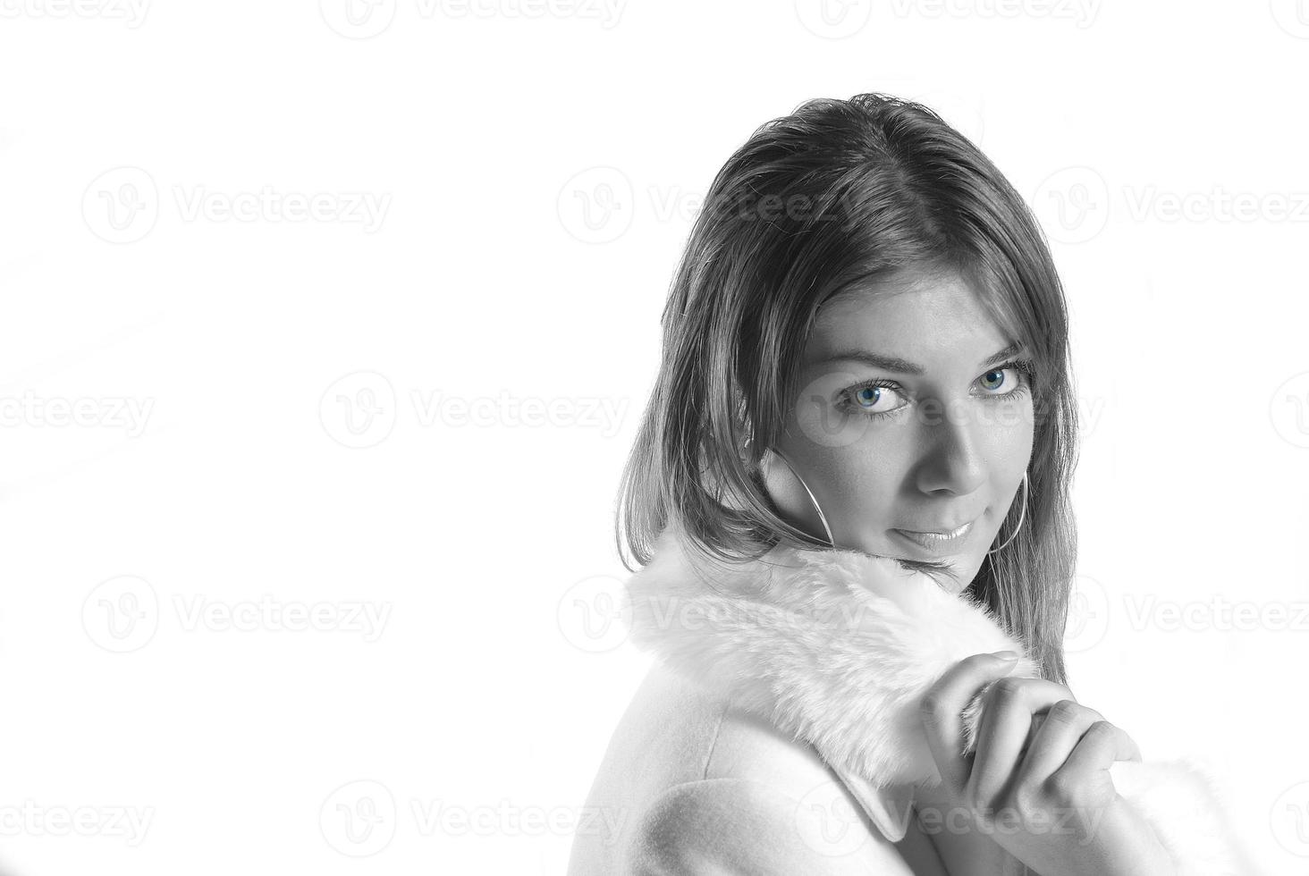 isolato ritratto di bellissimo donna nel un' inverno cappotto foto