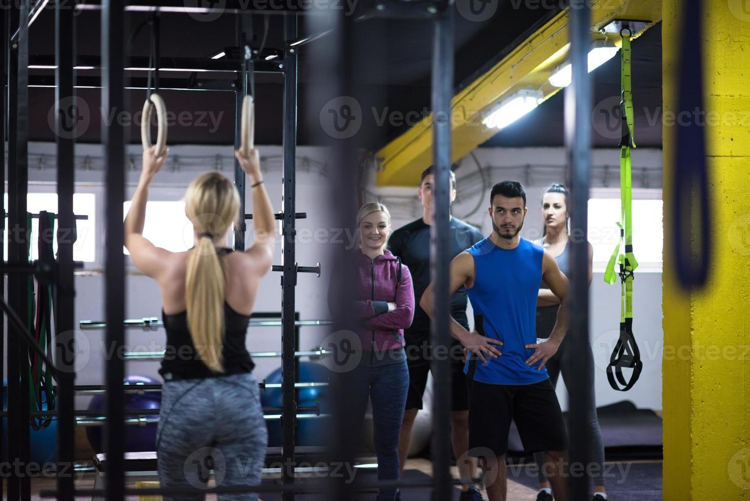 donna Lavorando su con personale allenatore su ginnastica anelli foto