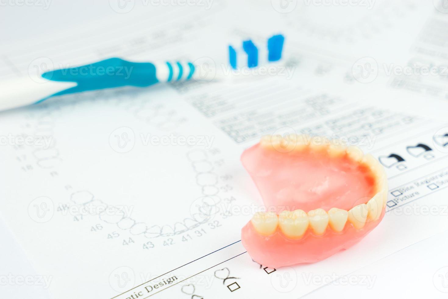 protesi dentaria, spazzolino da denti dell'attrezzatura dentale, isolato di dentifricio in pasta su fondo bianco foto