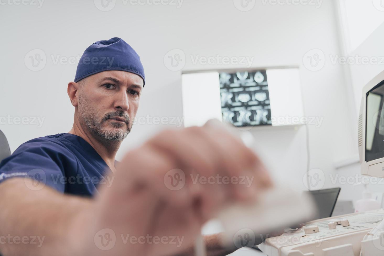 medico Lavorando a il ospedale operativo ultrasuono lettura macchina l'esame ginocchio di sua femmina paziente tecnologia moderno medicina persone vitalità concetto. foto