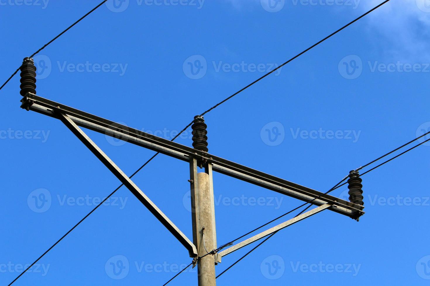 fili elettrici che trasportano corrente ad alta tensione. foto