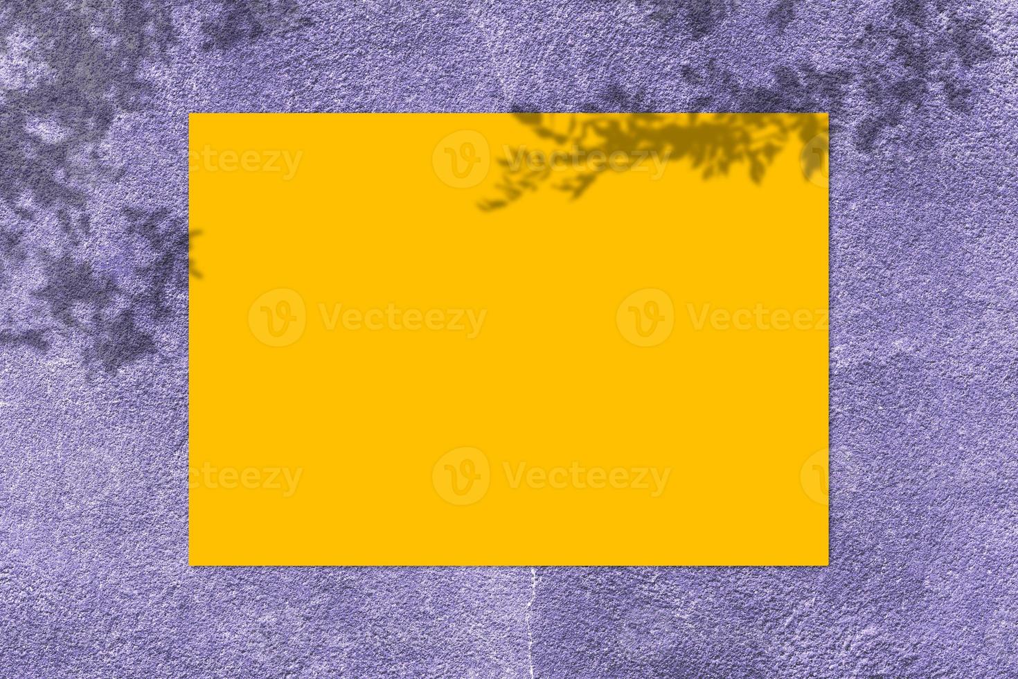 vuoto giallo piazza manifesto modello con leggero ombra su viola calcestruzzo parete sfondo. foto