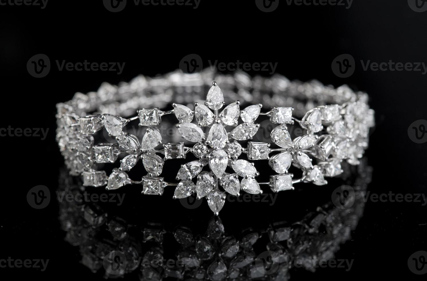 gioielli braccialetto di diamanti su uno sfondo nero foto
