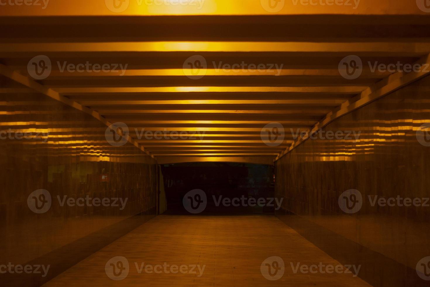 tunnel a notte. leggero nel il corridoio. lampade Linee su il soffitto. metropolitana pedone attraversamento senza le persone. foto