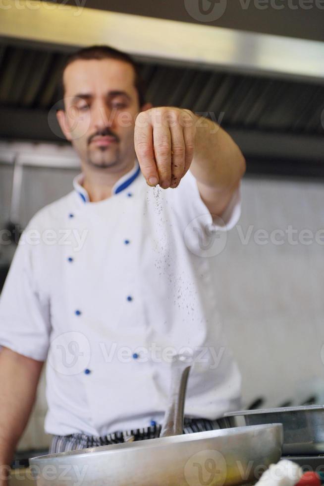 chef prepara il cibo foto