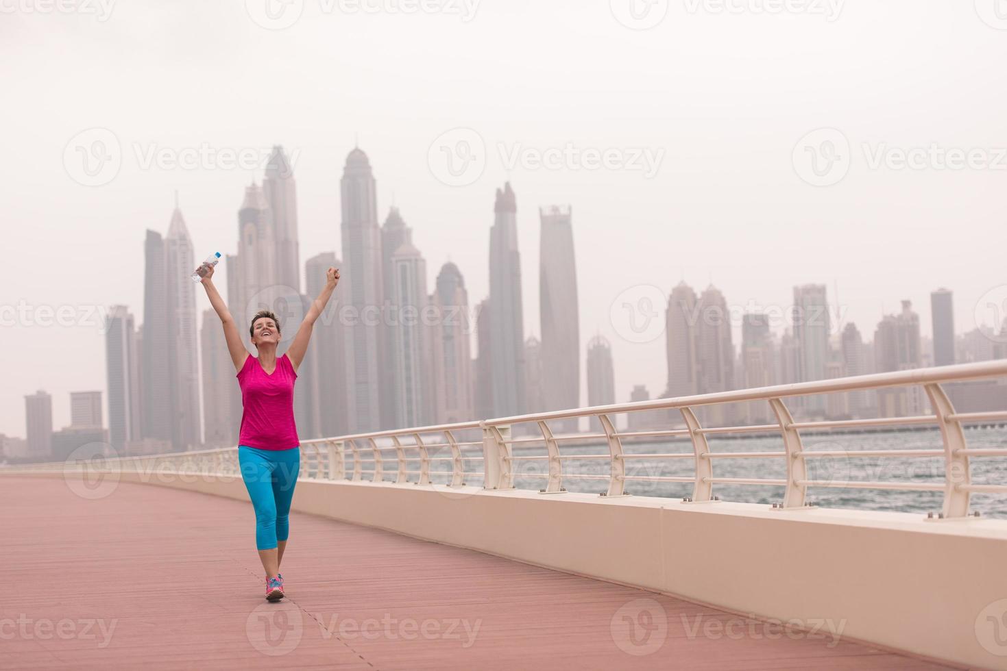 giovane donna festeggiare un' riuscito formazione correre foto