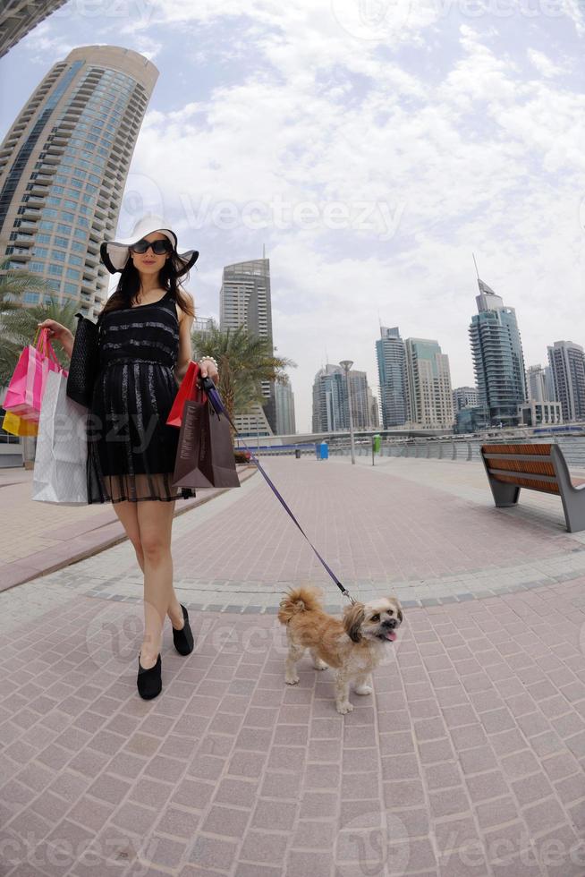 bellissimo donna va nel shopping foto