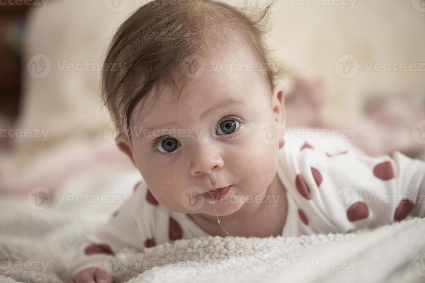 carino poco bambino giocando con mani e sorridente foto