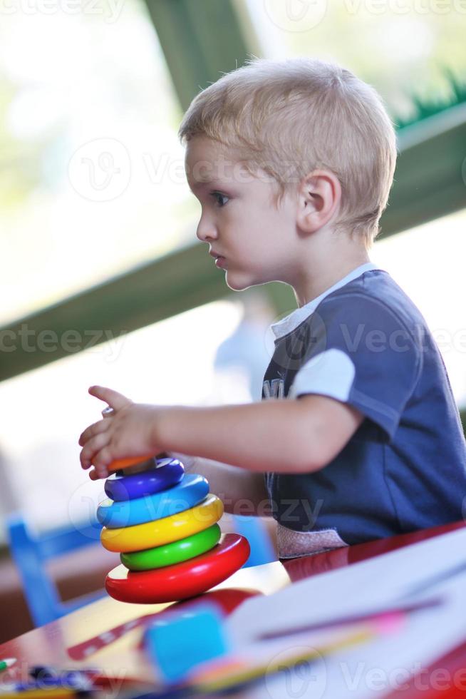 carino poco bambino giocare e avere divertimento foto