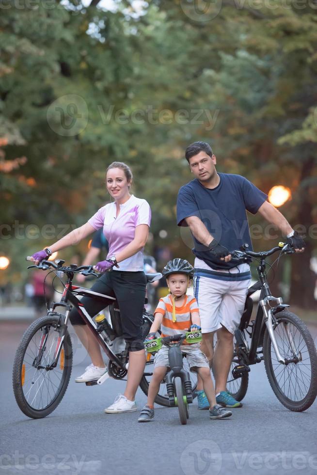 giovane famiglia con biciclette foto