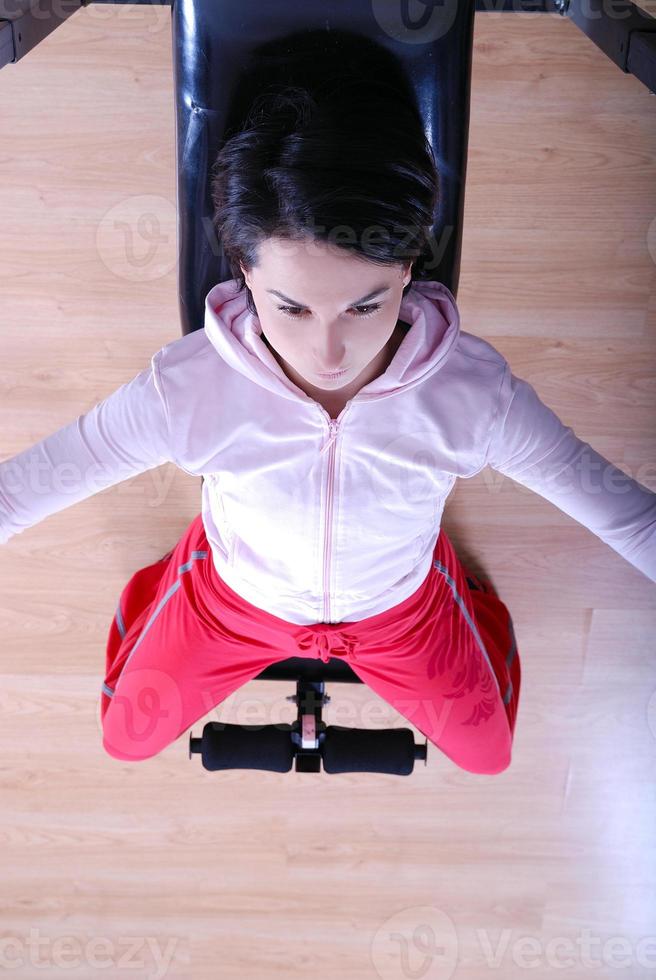 .un giovane donna sollevamento pesi a Palestra foto