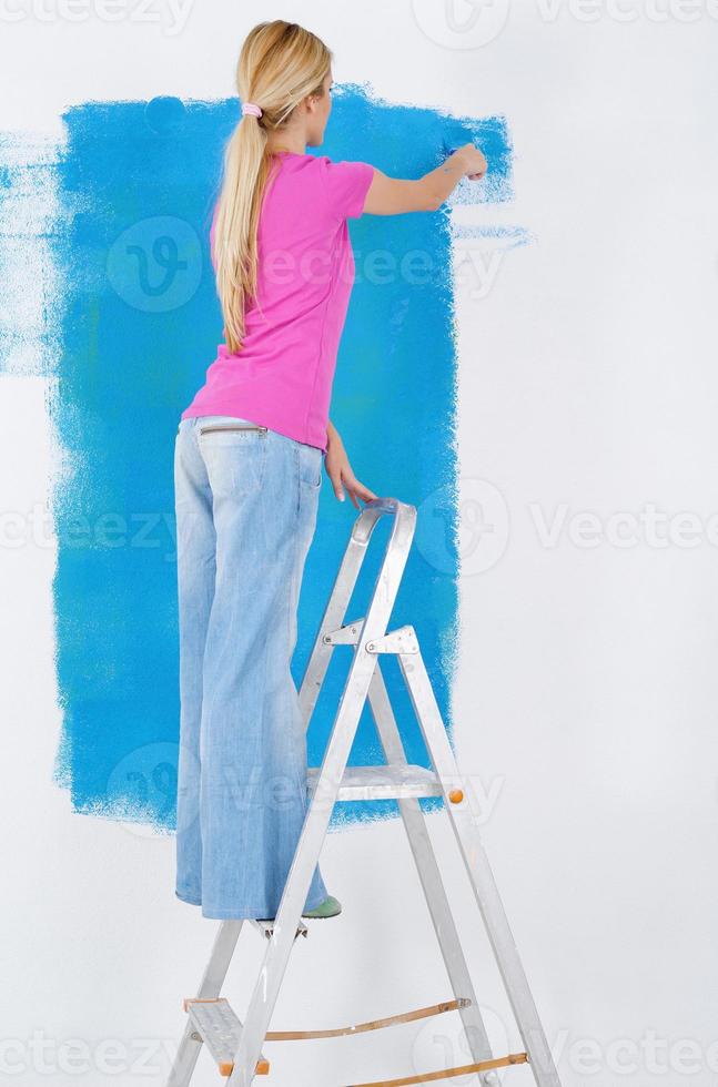 contento sorridente donna pittura interno di Casa foto