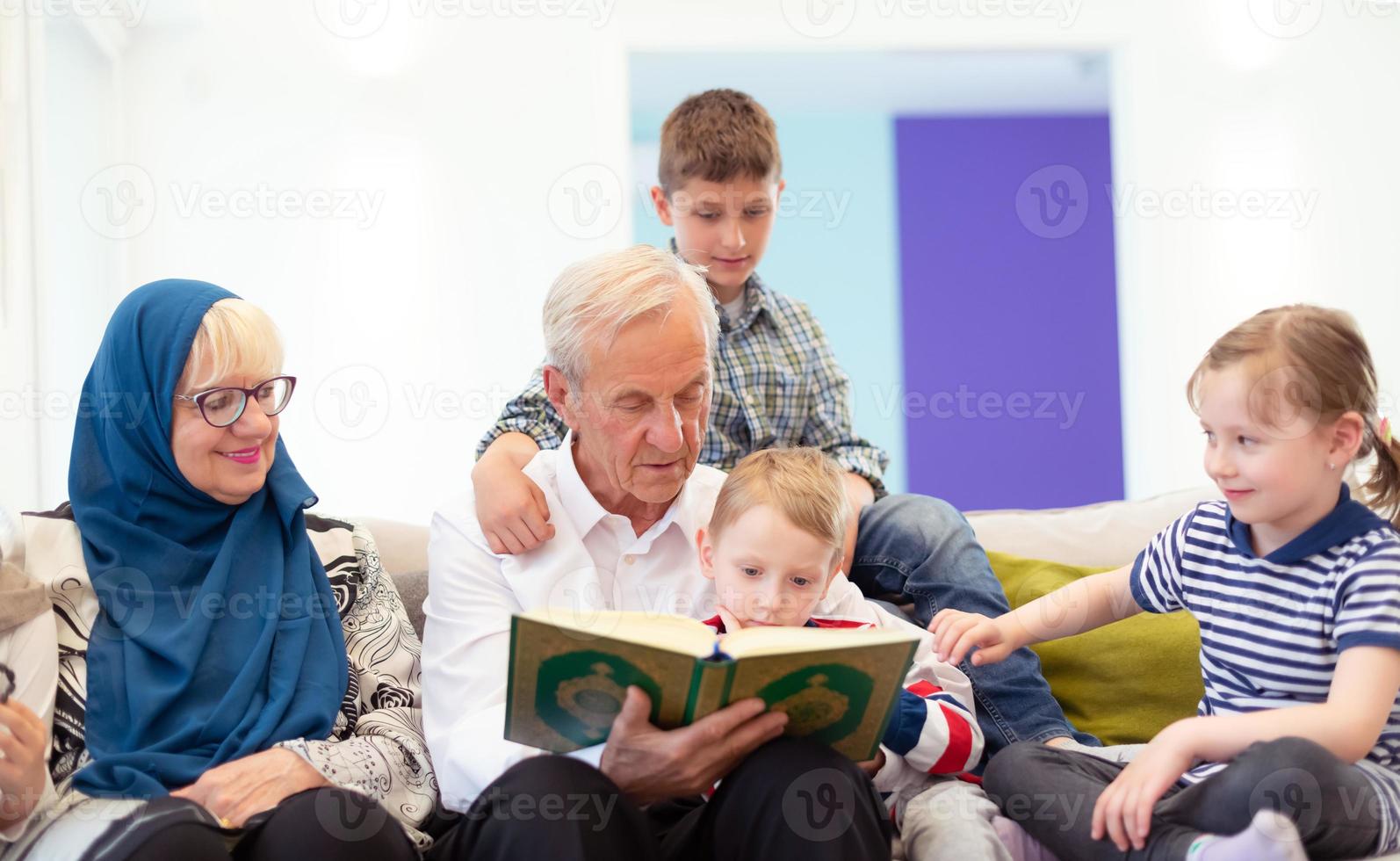 moderno musulmano nonni con nipoti lettura Corano foto