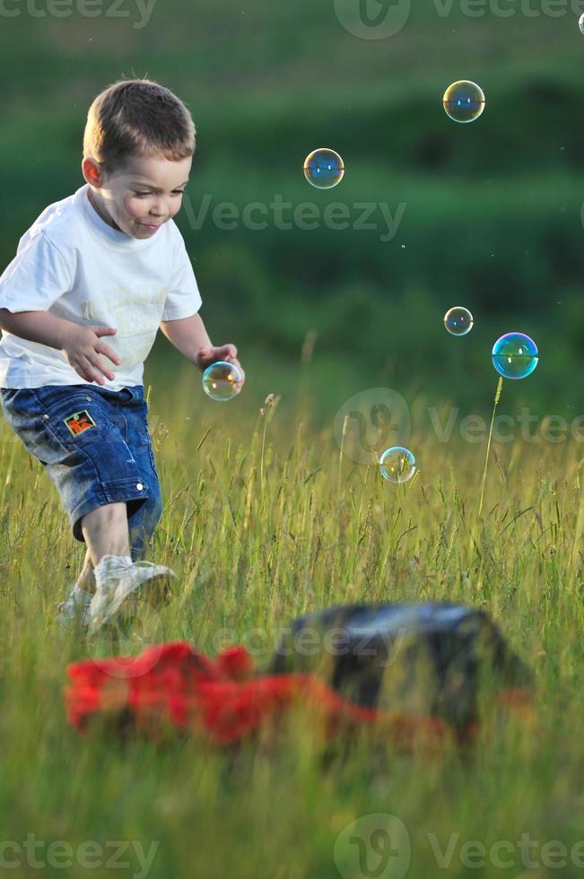 bambino bolla al di fuori foto