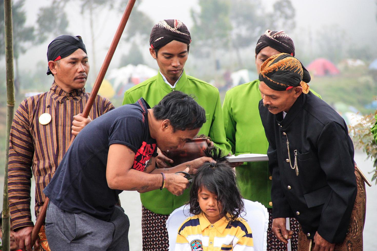 dieng, Indonesia - agosto 1, 2015. dieng cultura Festival, turisti Seguire il dreadlocks processione durante il dieng cultura Festival evento a dieng, banjarnegara quartiere, centrale Giava foto