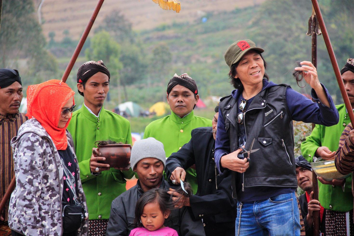 dieng, Indonesia - agosto 1, 2015. dieng cultura Festival, turisti Seguire il dreadlocks processione durante il dieng cultura Festival evento a dieng, banjarnegara quartiere, centrale Giava foto