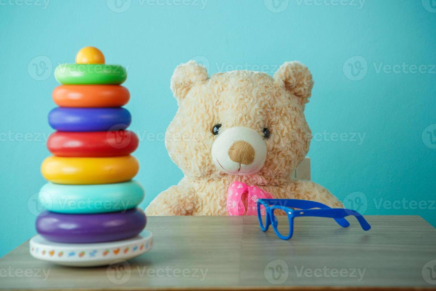 concettuale tiro di bambino formazione scolastica. Marrone orsacchiotto orso giocando con edificio blocchi foto