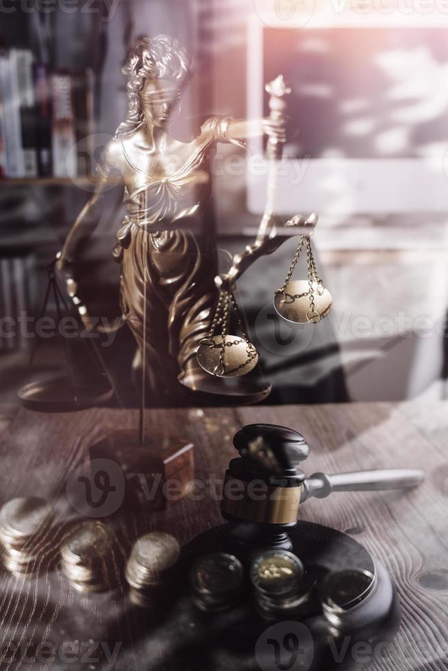 concetto di giustizia e diritto. giudice maschio in un'aula di tribunale su tavolo di legno e consigliere o avvocato maschio che lavora in ufficio. diritto legale, consulenza e concetto di giustizia. foto