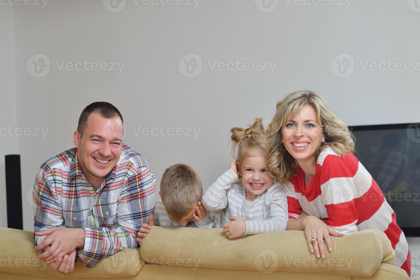 contento giovane famiglia a casa foto
