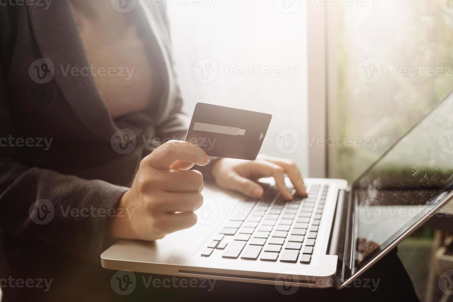 tecnologia, persone e in linea shopping concetto - contento sorridente uomo con tavoletta pc computer e credito carta a casa foto