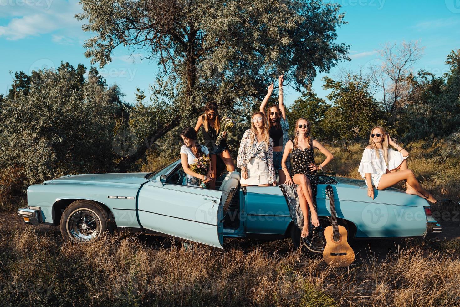 sei ragazze avere divertimento nel il campagna foto