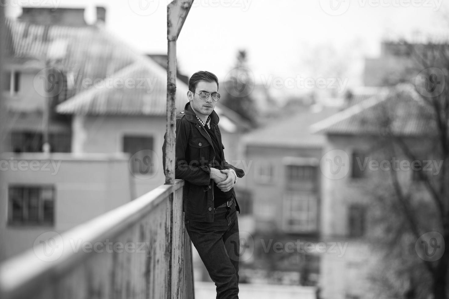 un' uomo vestito nel jeans su il sfondo di il treno e il stazione foto