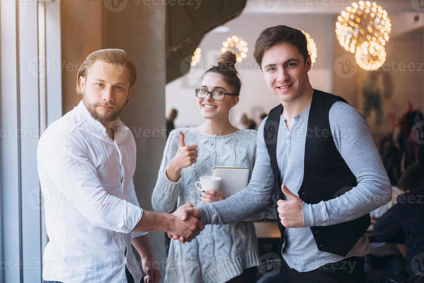 attività commerciale stretta di mano e attività commerciale persone concetto foto