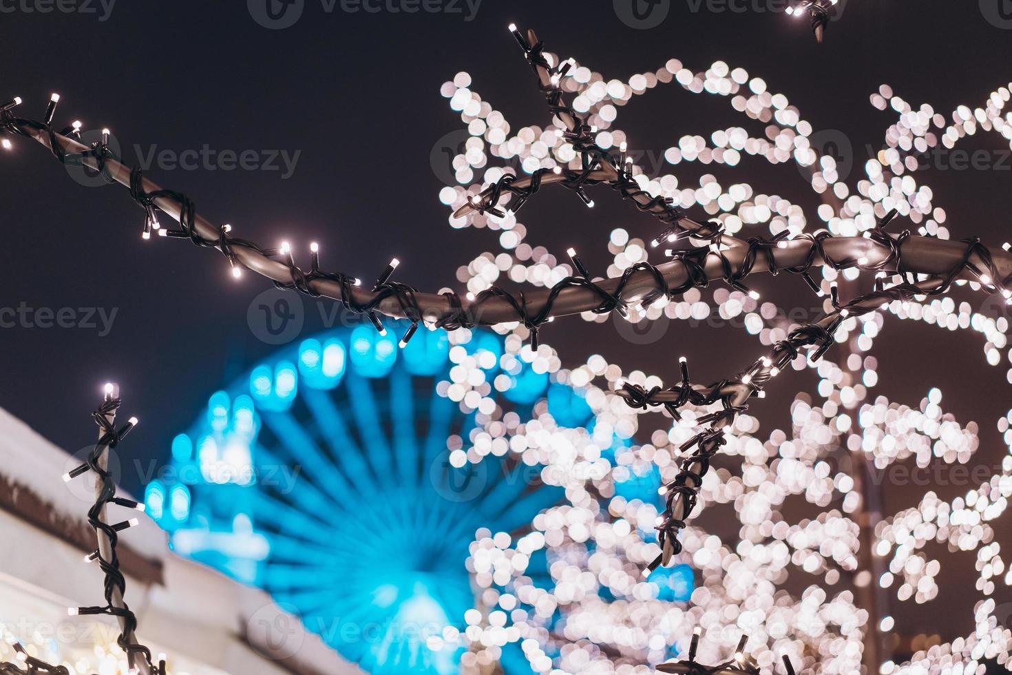 Natale zona su kontraktova piazza con un' Ferris ruota foto