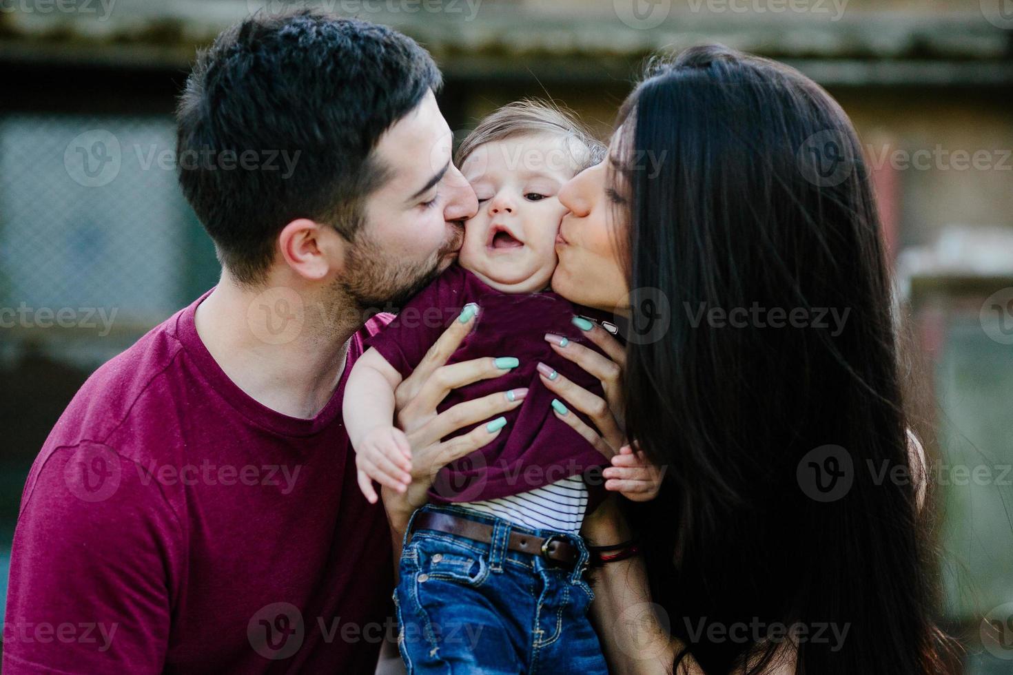 giovane famiglia con un' bambino su il natura foto