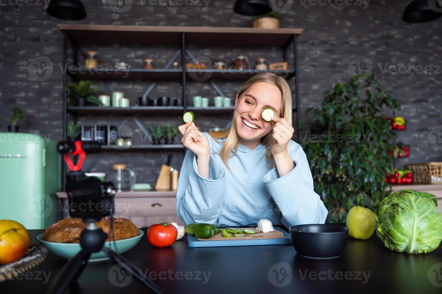 giovane bellissimo bionda prende su video come lei cuochi nel il cucina foto