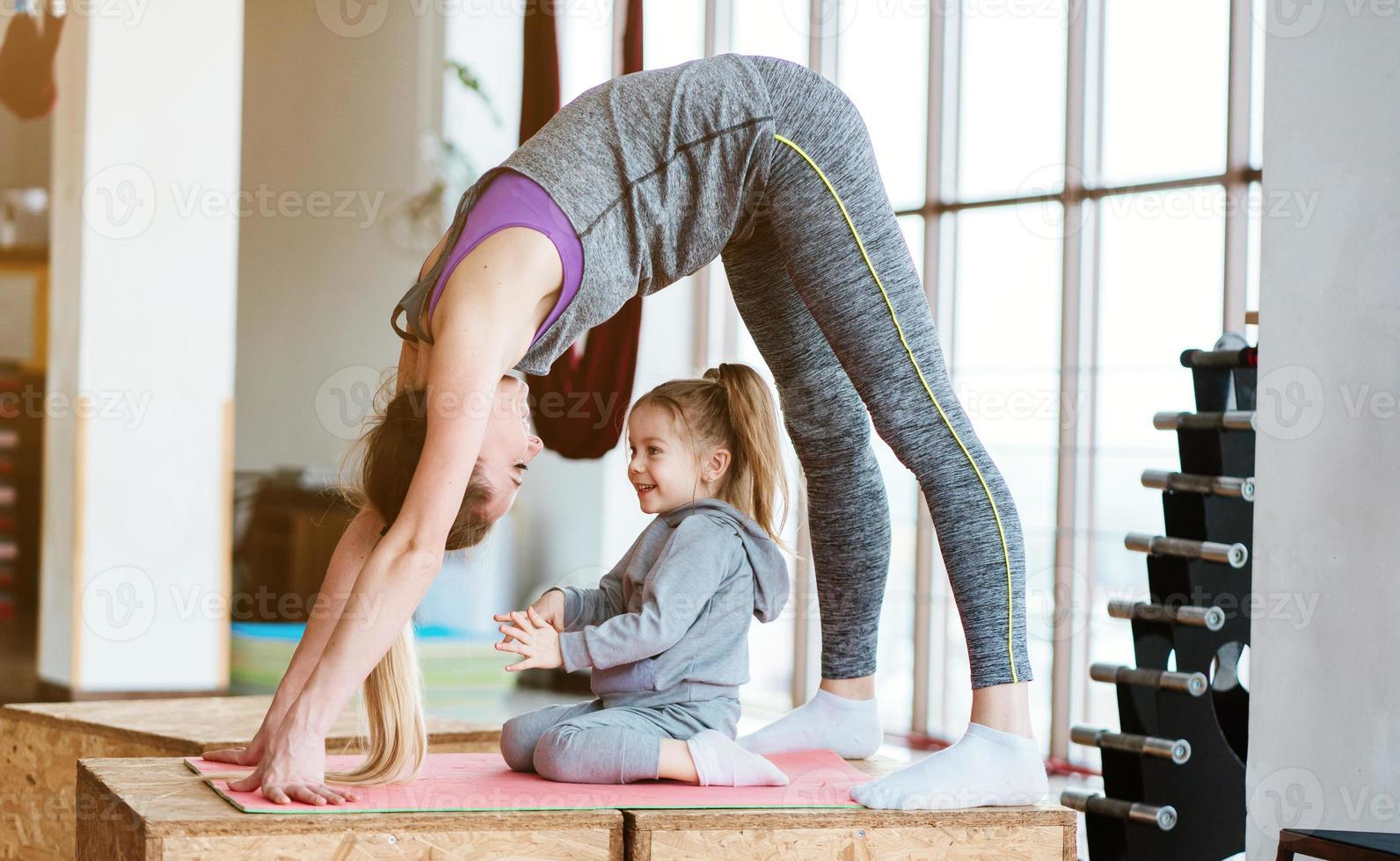 mamma e figlia insieme eseguire diverso esercizi foto