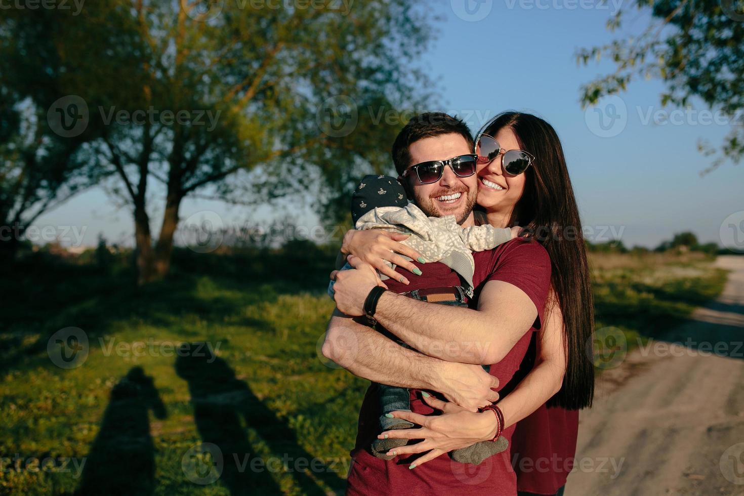 giovane famiglia con un' bambino su il natura foto