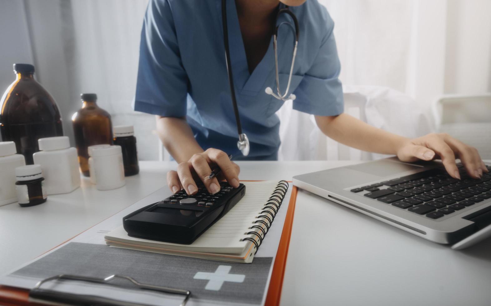 doppia esposizione della tecnologia sanitaria e del concetto di medicina. medici che utilizzano tablet digitale e moderne icone dell'interfaccia dello schermo virtuale banner panoramico, sfondo sfocato. foto