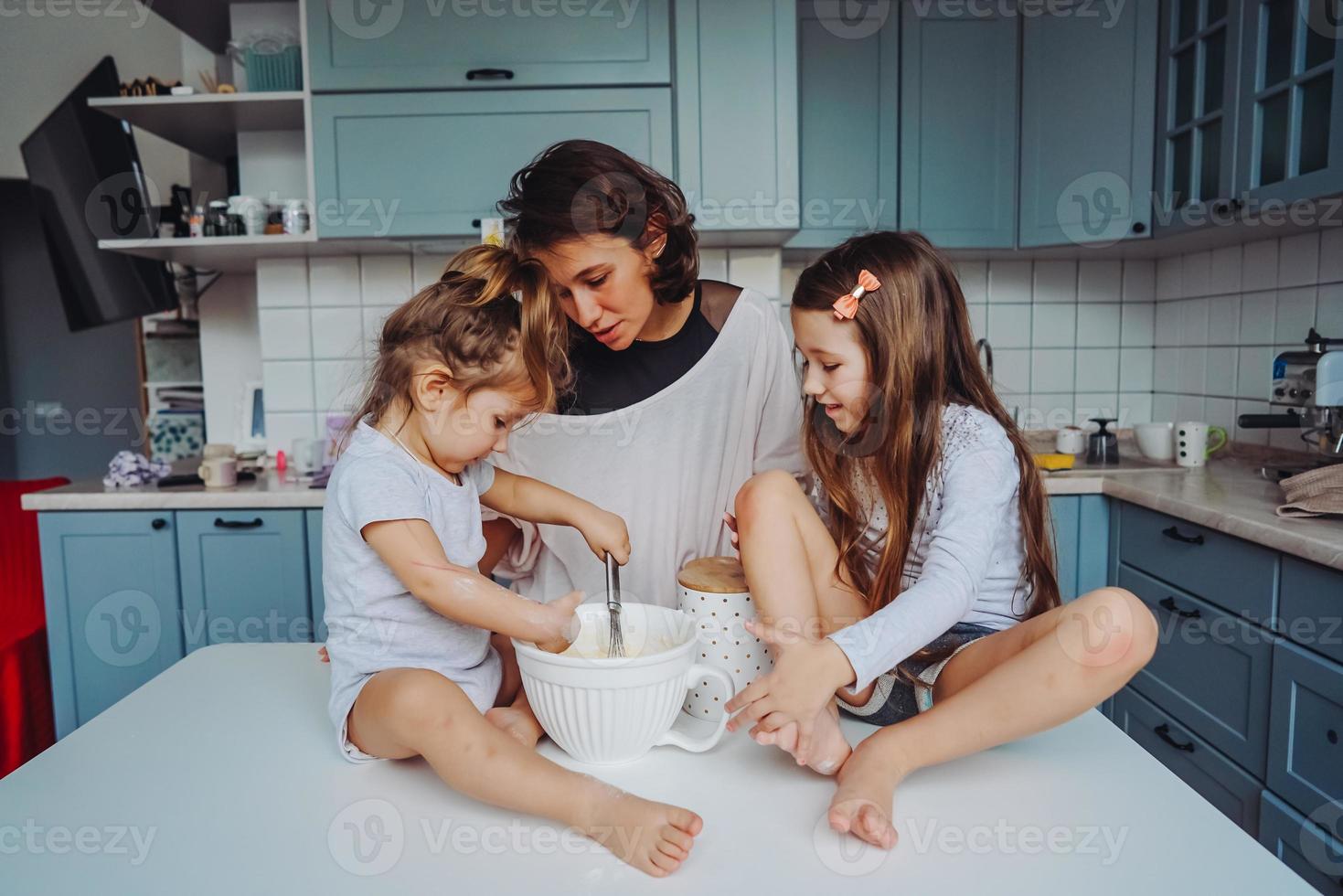 contento famiglia cucinare insieme nel il cucina foto