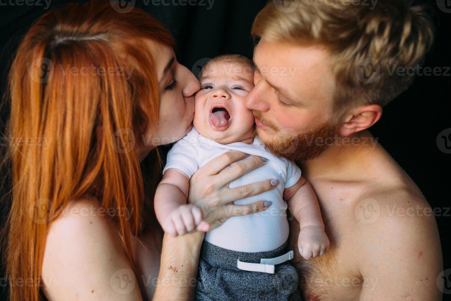 contento famiglia su un' nero sfondo foto