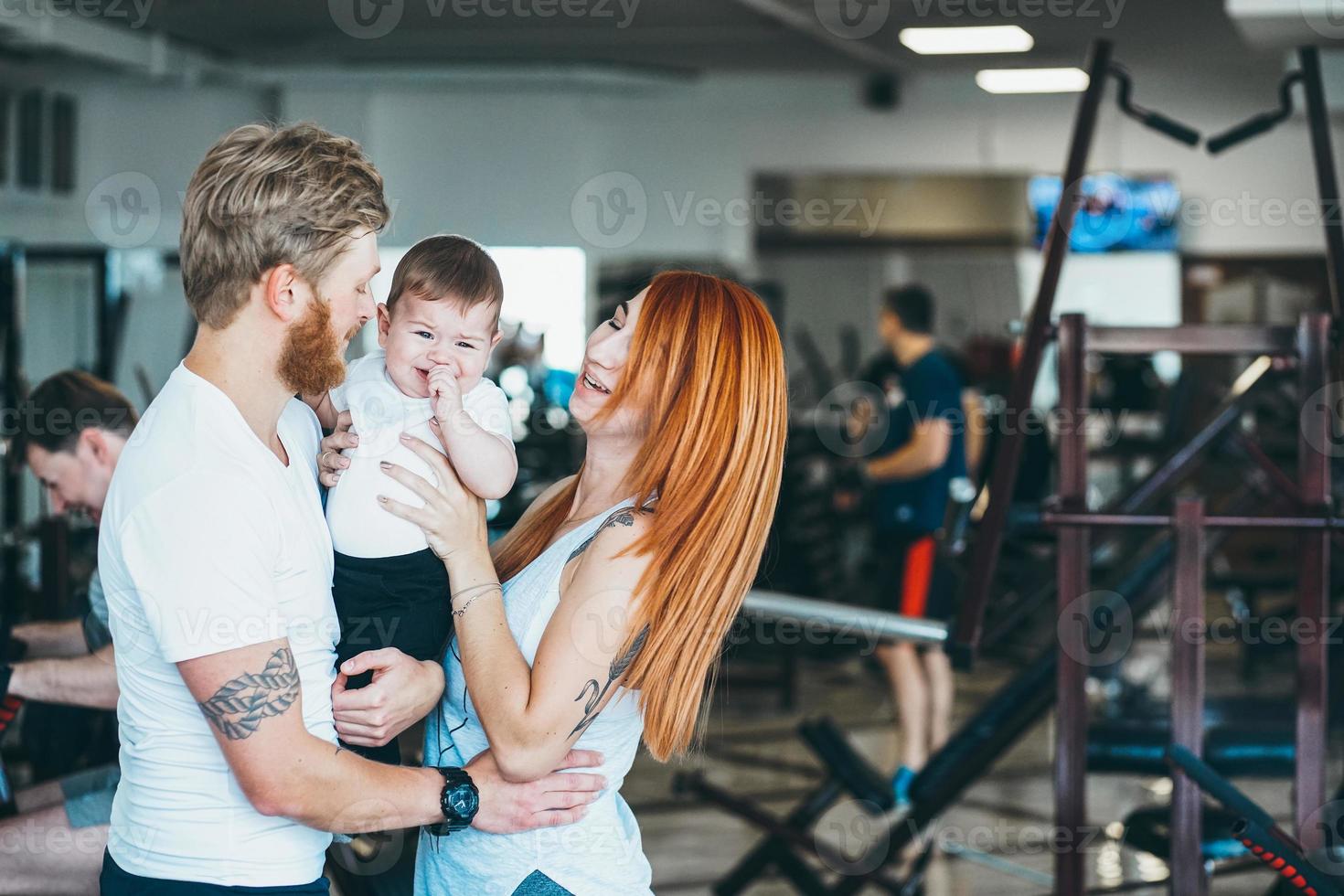 giovane famiglia con poco ragazzo nel il Palestra foto