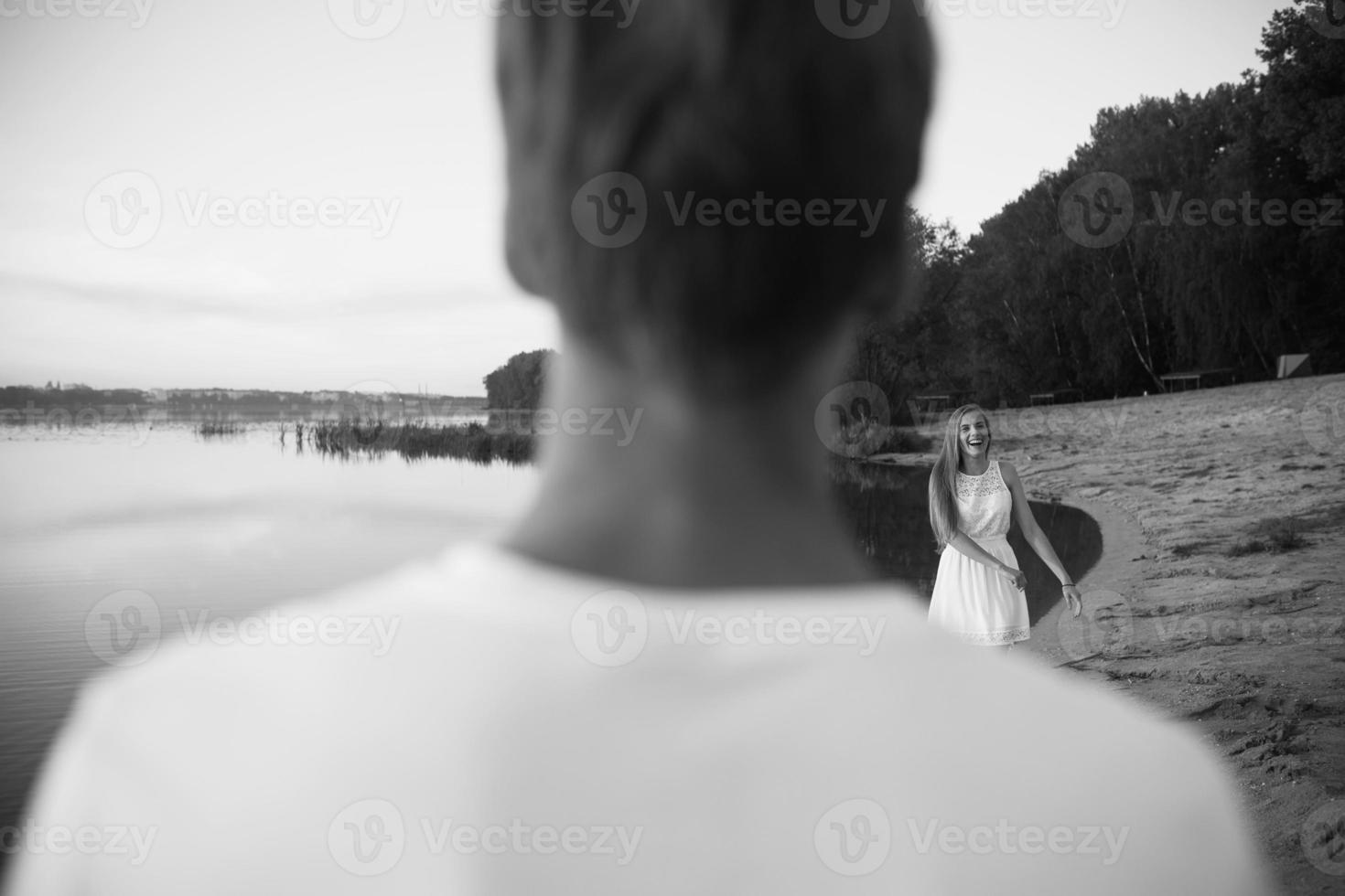 coppia nel Alba su il spiaggia foto