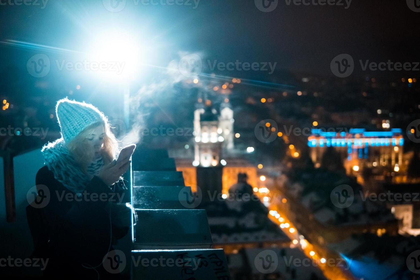 donna su un' sfondo di il paesaggio urbano a notte foto