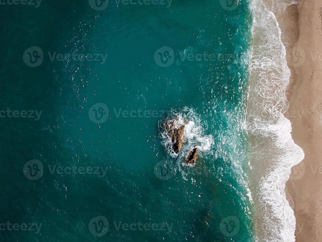 aereo Visualizza di il oceano onde lavaggio su il costa foto