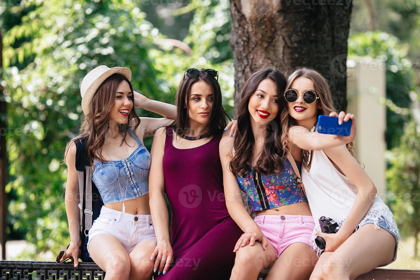 quattro bellissimo giovane ragazze rendere autoscatto foto