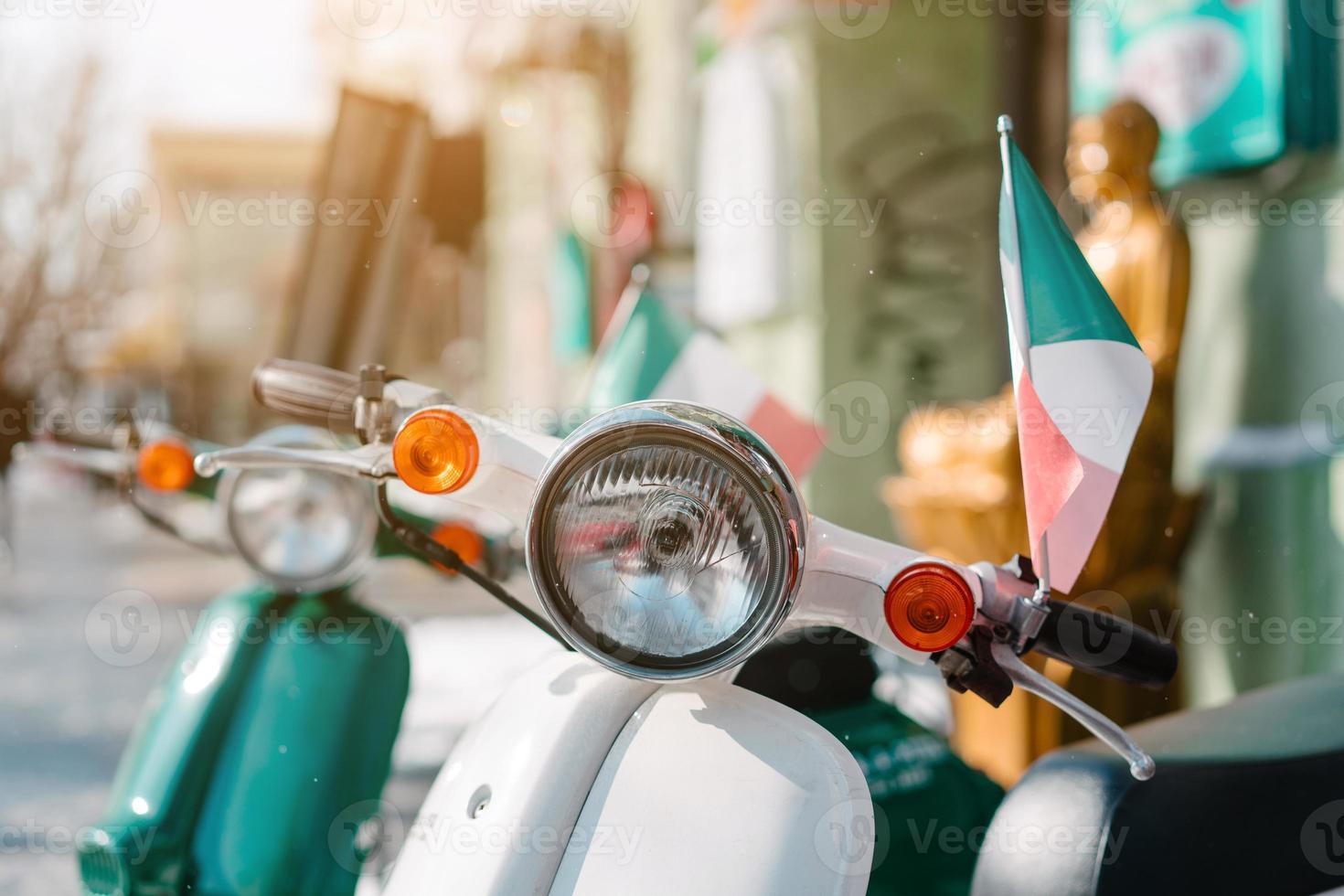 retrò scooter su il strada foto