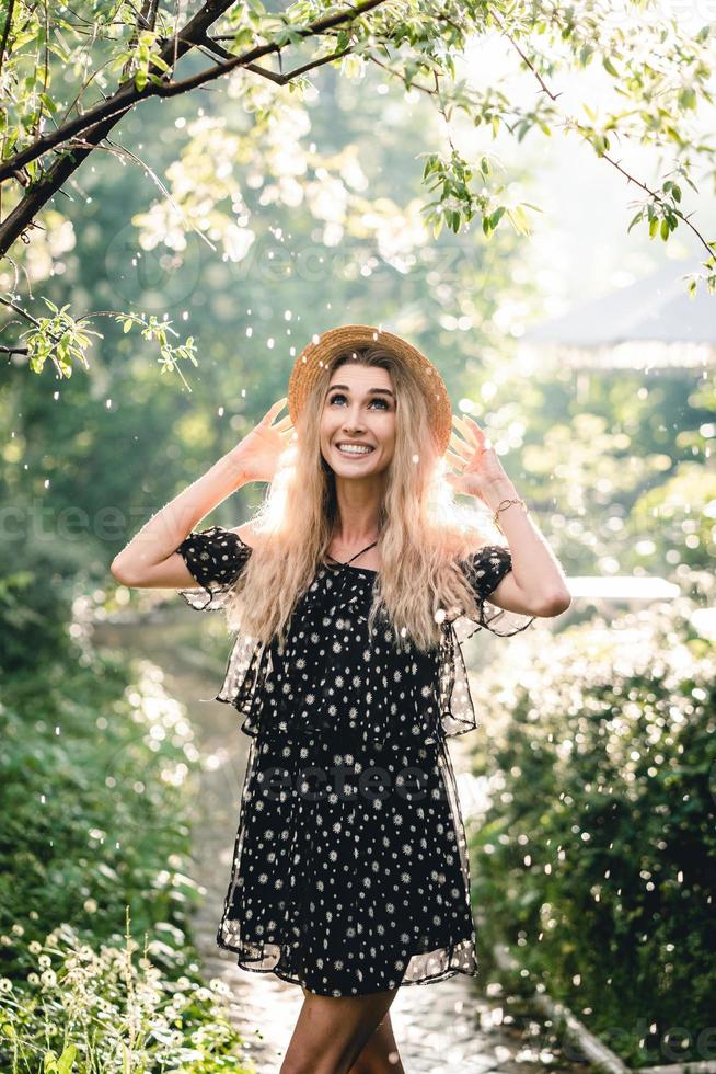 ragazza nel cappello in posa su telecamera foto