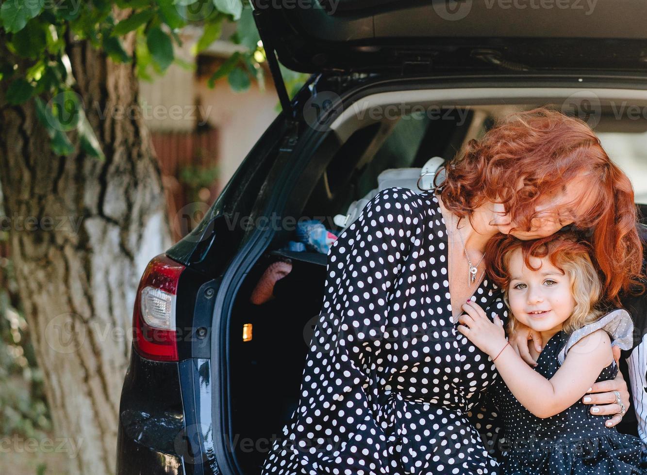 contento donna seduta con sua figlia nel il auto foto