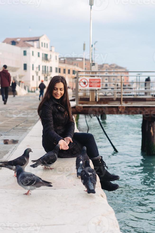 ragazza seduta su il bordo di il mille dollari canale foto