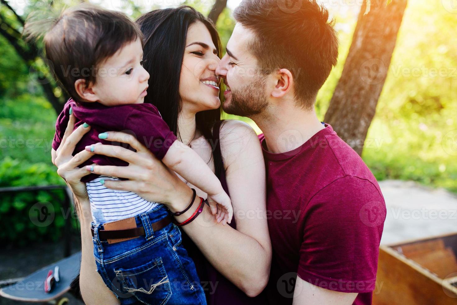 giovane famiglia con un' bambino su il natura foto