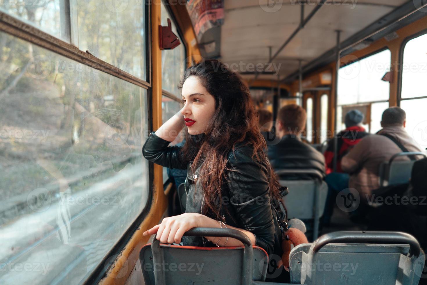 donna in viaggio dentro il tram foto